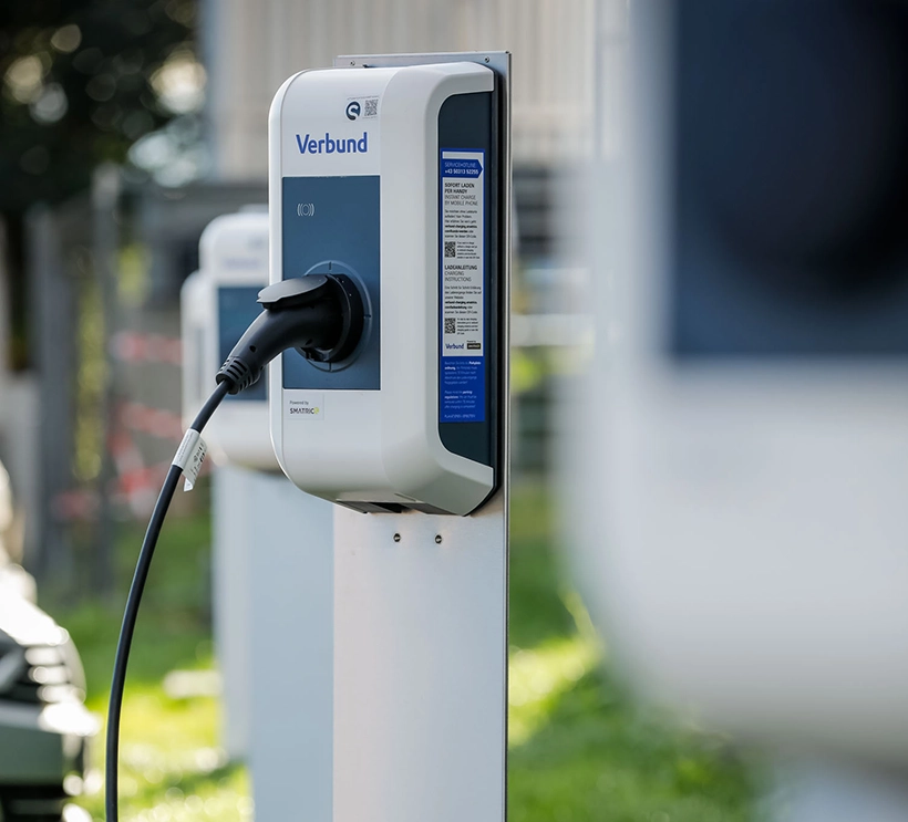 Hier sieht man eine Nahaufnahme einer VERBUND-E-Ladestation.